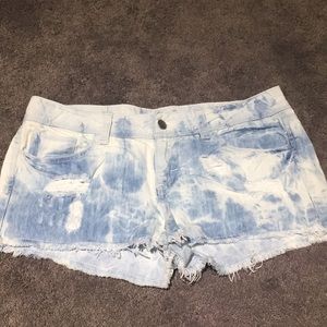 Cool baby blue and white ripped jean shorts!